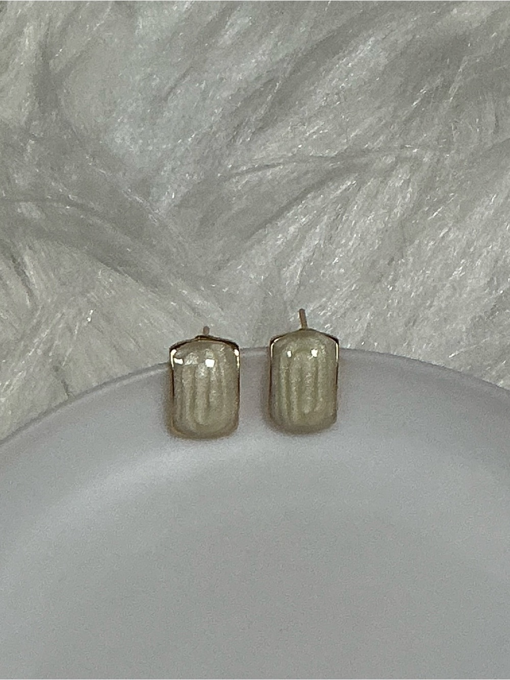 Gold-tone/cream marble rectangular bar small stud earrings